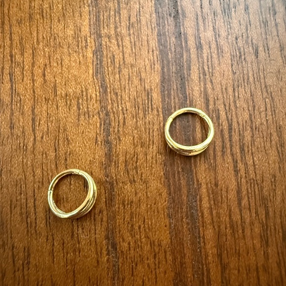 *Brand New* 14K Gold Clicker Hoop Earrings from Adornmonde - Picture 5 of 10